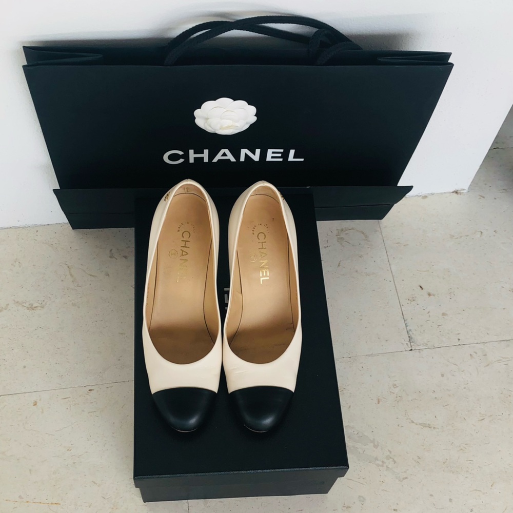 CHANEL Two-Tone Cap -Toe Pumps in Cream and Black .Size 39 - Picture 9 of 12